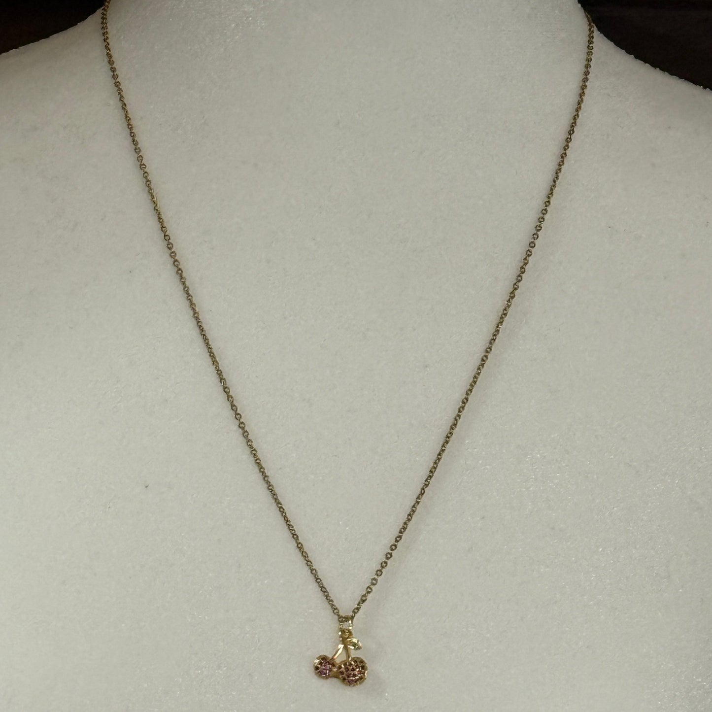 Collar con colgante de circonita cúbica y cereza brillante | Joyería minimalista, hipoalergénica y hecha a mano