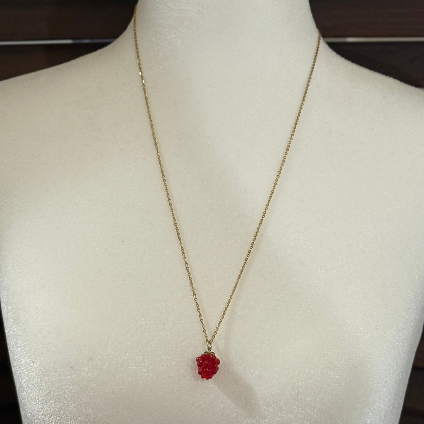 Collar con colgante de lampwork de frambuesa | Joyería minimalista, hipoalergénica y hecha a mano