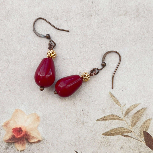 Pendientes de lágrima burdeos: elegantes, atemporales y con un toque chic natural.