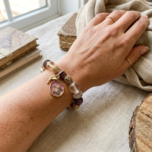Pulsera con pintura floral: accesorio artesanal único con cuentas de papel