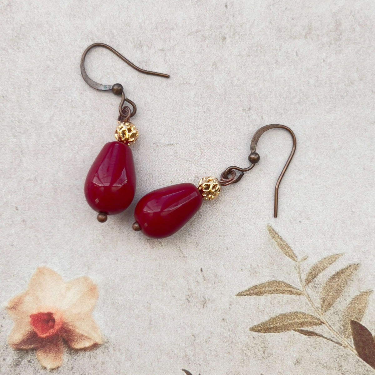Pendientes de lágrima burdeos: elegantes, atemporales y con un toque chic natural.